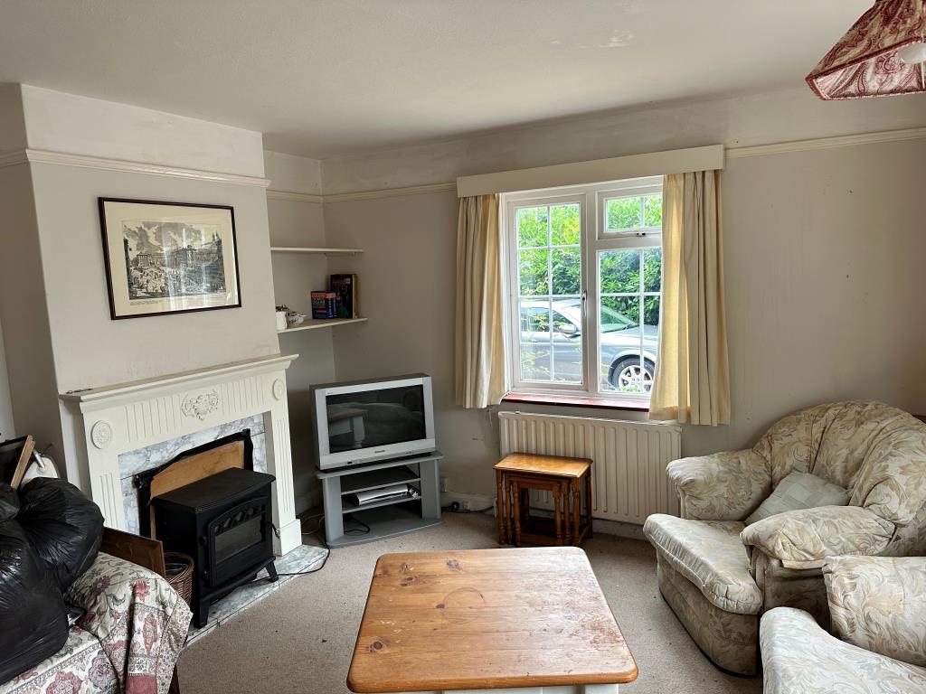 Lot: 136 - DETACHED HOUSE WITH GARAGE AND GARDENS IN NEED OF UPDATING - Front living room